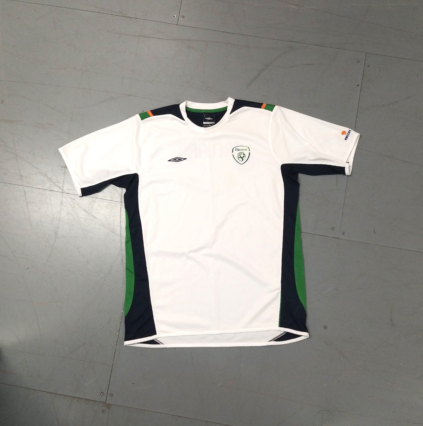 Republic of Ireland 2005 / 06 Football Jersey Umbro (L)