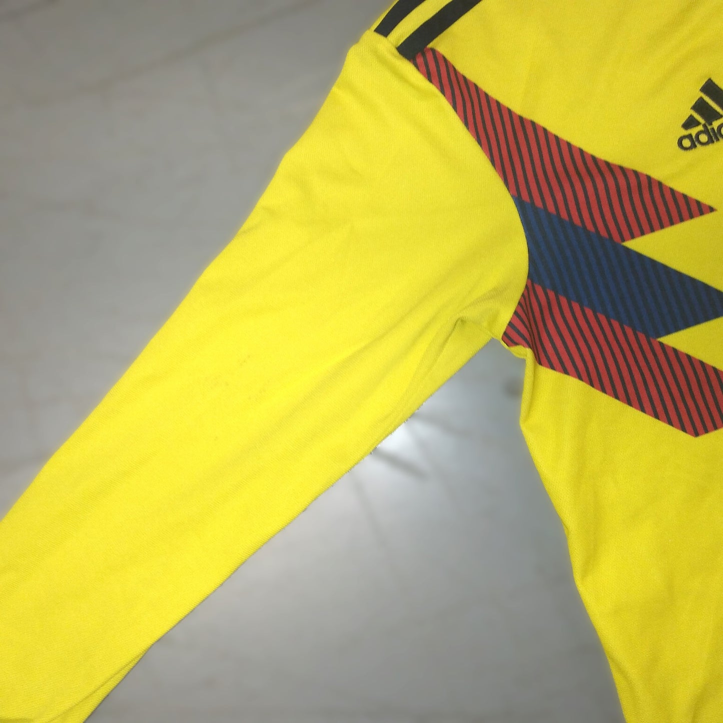 Colombia 2018 / 19 Football Jersey adidas (M)   [Very Good]