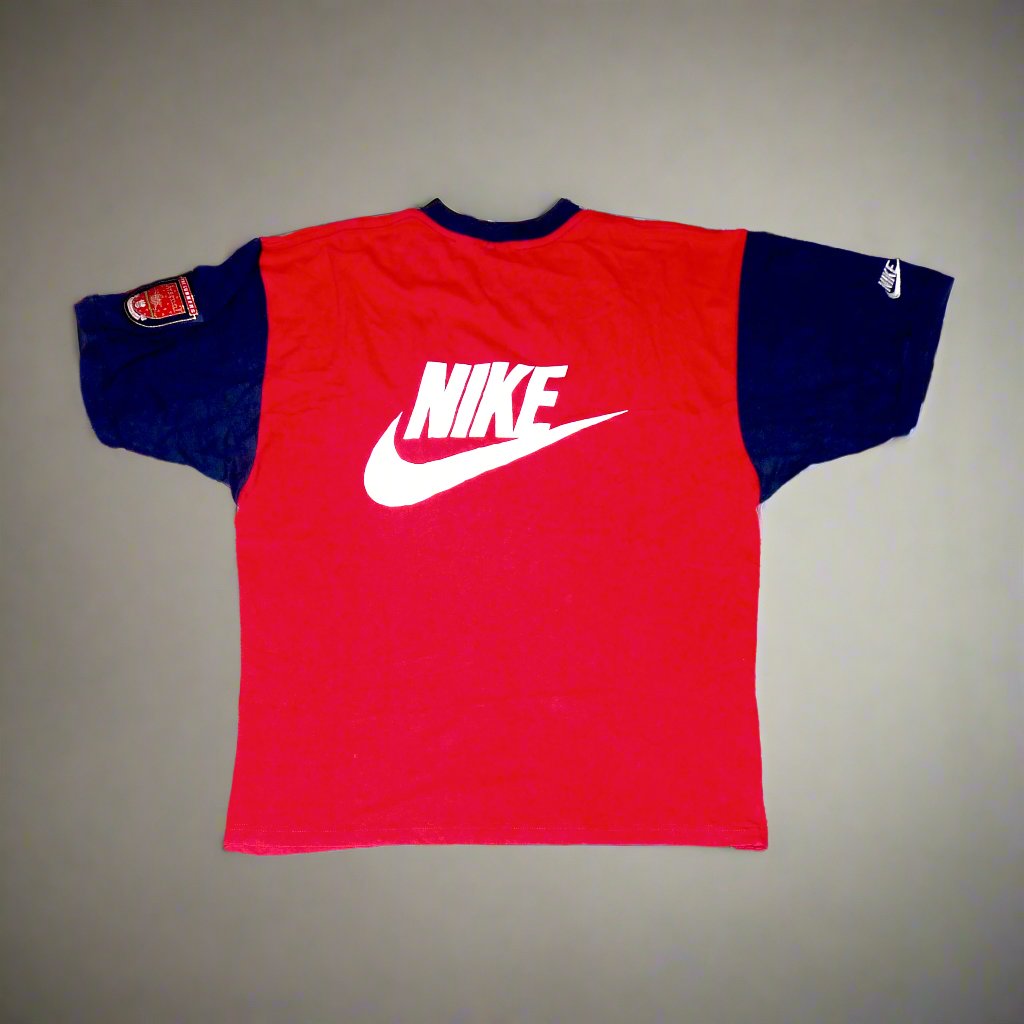 {"media":[{"id":"gid://shopify/MediaImage/42573687652616","src":"https://cdn.shopify.com/s/files/1/0668/8718/8744/files/NEW_SVS_4e837e6b-4787-46f8-9094-6e0759ab02b9_200x200.jpg?v=1728541185","altText":"Arsenal FC Football  Short Sleeve  Casual  T-Shirt  1994 /95  Nike     Unisex Adults       JVC  Arsenal London England Premier league Highbury Vintage Retro  SHIRTS V SKINS   ","type":"IMAGE"}],"mediaCount":1}