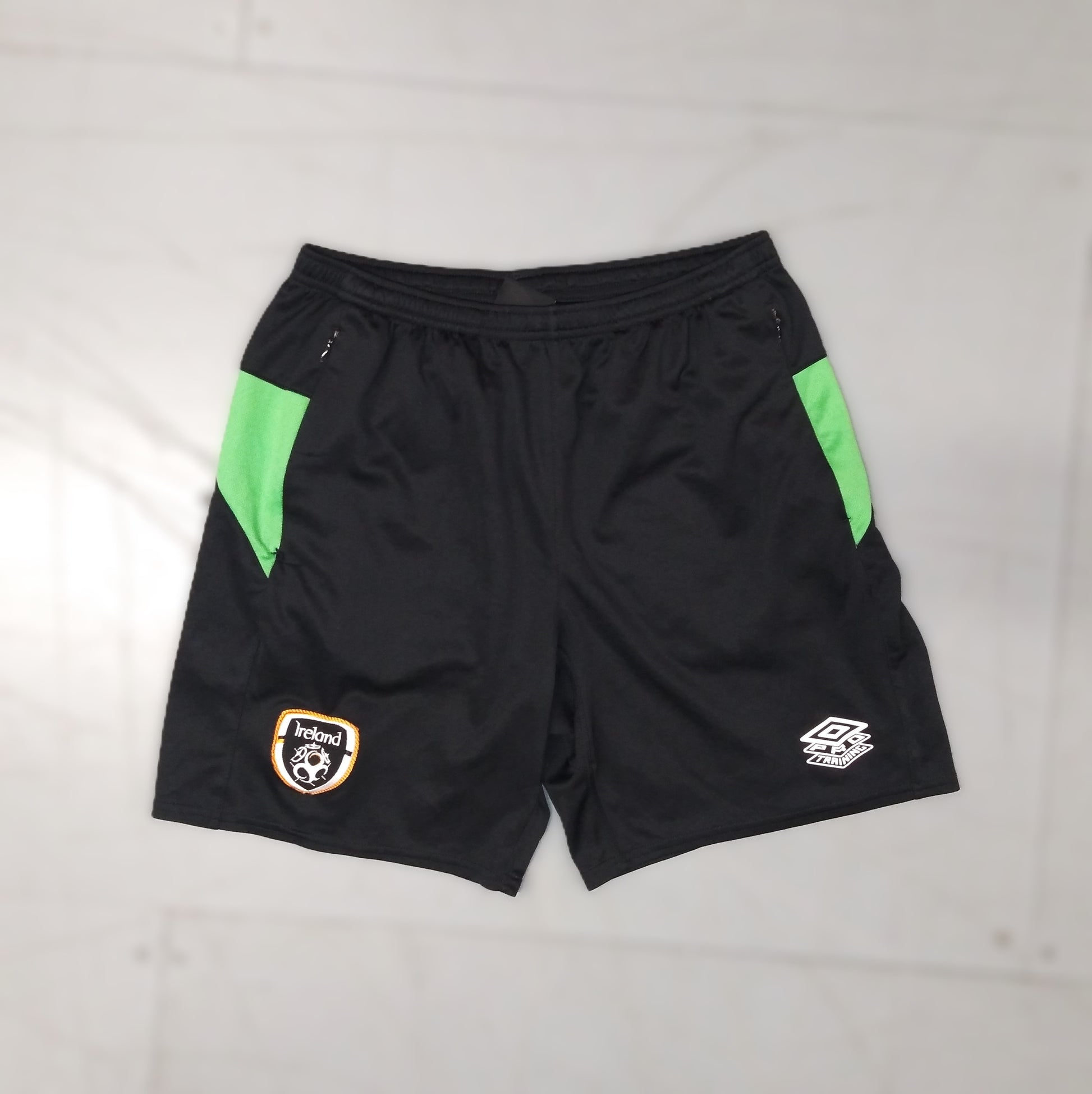 Republic of Ireland Football    Training  Shorts  2021 / 22  Umbro     Unisex Adults         Republic of ireland Eire Irish Vintage retro world cup european championshop COYBIG COYGIG   SHIRTS V SKINS   