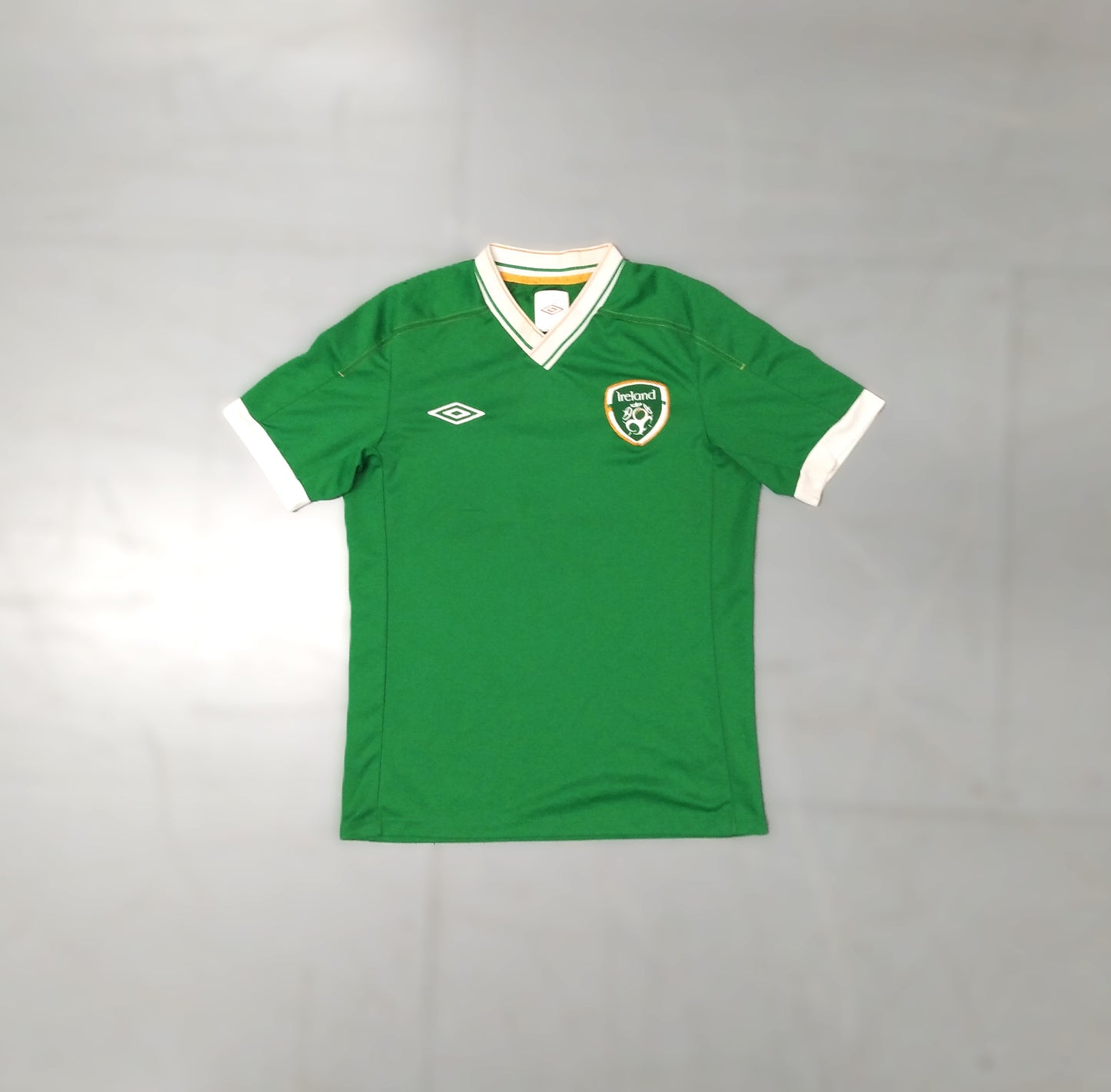 Republic of Ireland Football  Short Sleeve  Training  Jersey  2016 / 17  Umbro     Unisex Adults         Eire Irish FAI rave  SHIRTS V SKINS   